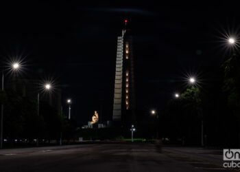 Plaza de la Revolución de madrugada. Foto: Kaloian.