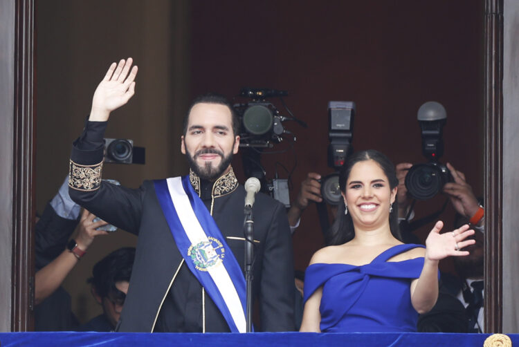 Bukele acompañado de su esposa, Gabriela Rodríguez. Foto: Bienvenido Velasco/EFE.