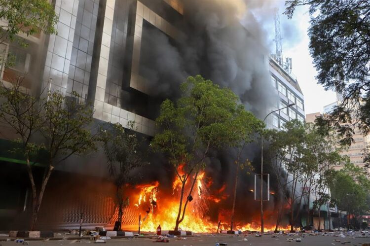 Manifestantes prendieron fuego al parlamento de Kenia. Foto: AP.