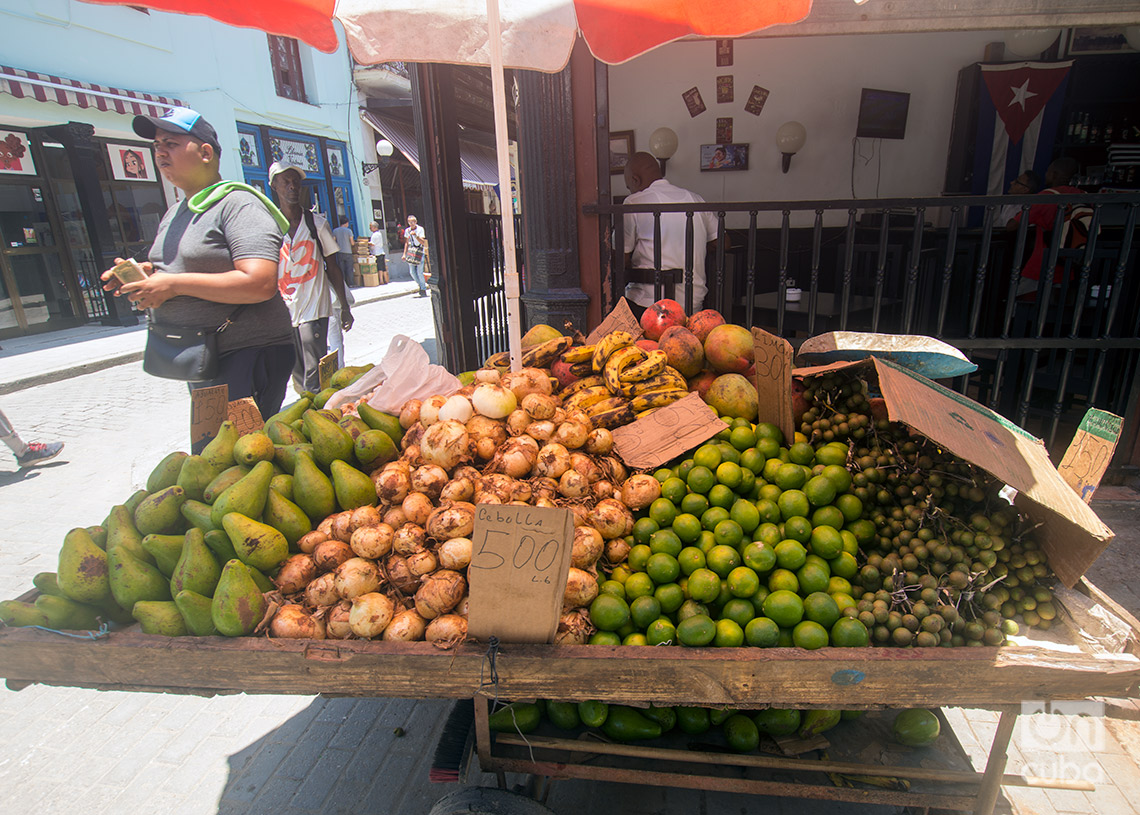 Aguacates y otros productos agrícolas a la venta en una carretilla en La Habana. Foto: Otmaro Rodríguez.