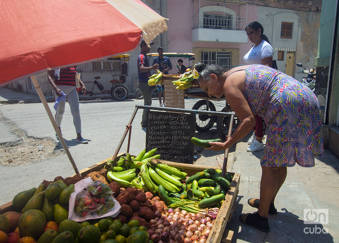 Venta de productos agrícolas en una carretilla en La Habana. Foto: Otmaro Rodríguez.