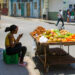 Venta de productos agrícolas en una carretilla en La Habana. Foto: Otmaro Rodríguez.