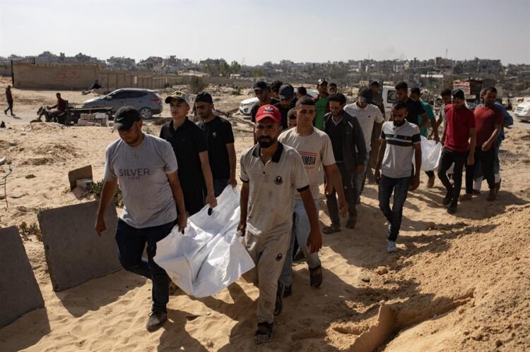 Pobladores de Rafah. Foto: EFE.