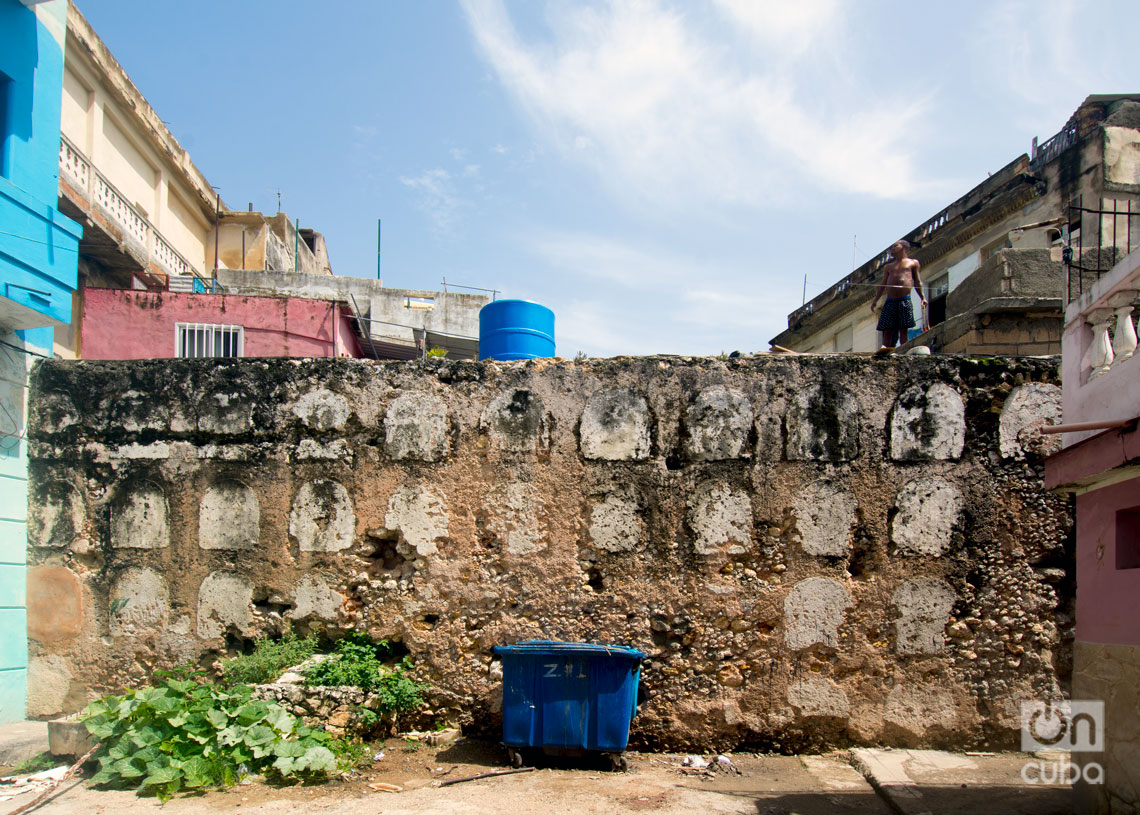 Restos del antiguo Cementerio Espada, al final de la calle Aramburu, en La Habana. Foto: Otmaro Rodríguez.