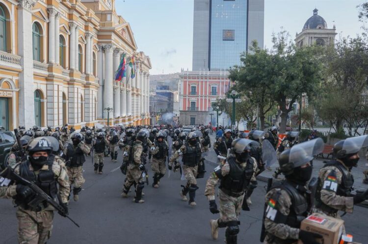 Militares se retiran de la sede del Gobierno de Bolivia este miércoles en La Paz. Foto: EFE/ Luis Gandarillas.