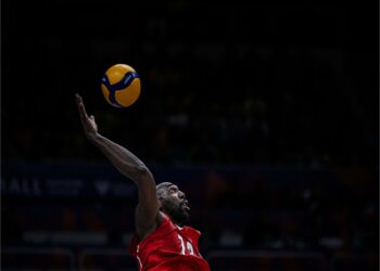 Robertlandy Simón rescató a Cuba en su partido contra Francia durante la segunda semana de la VNL. Foto: Tomada de Volleyball World.