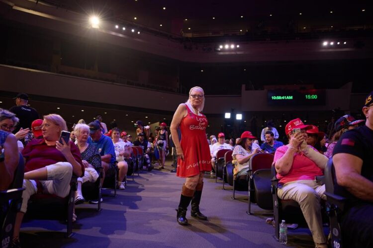 Participantes en un acto pro-Trump en AZ hoy 6 de junio de 2024. Foto: EFE.