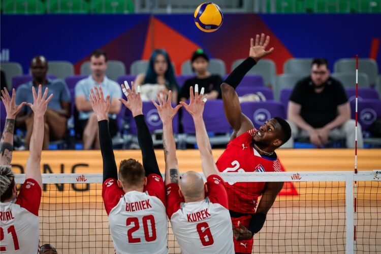 El equipo cubano de voleibol no encontró vías para hacer daño al potente cuadro polaco en el cierre de la etapa clasificatoria de la Liga de Naciones 2024. Foto: Volleyball World.