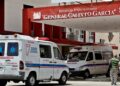 Imagen de archivo de ambulancias en el Hospital Calixto García, en La Habana. Foto: EFE / Archivo.