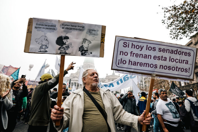 Manifestación contra la ley Bases, que se discutía en el senado. Foto: Juan Ignacio Roncoroni/EFE.