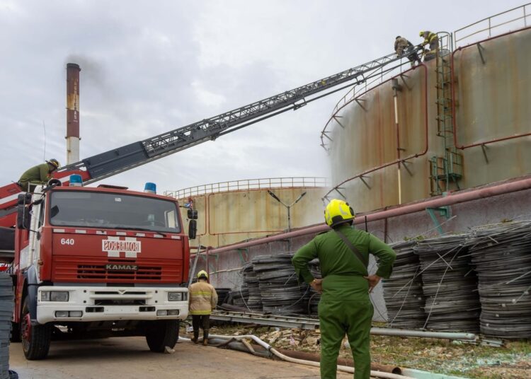 Bomberos trabajan en la extinción del incendio en uno de los tanques de combustible de la termoeléctrica Antonio Guiteras, en Matanzas. Foto: Raúl Navarro / Periódico Girón / Facebook.