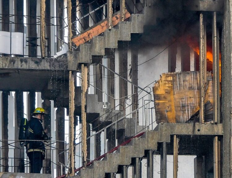Para extinguir las llamas intervinieron bomberos de distintos comandos, según trascendió. Foto: José Manuel Correa Armas/Granma/Facebook.