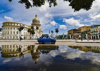 Un automóvil pasa cerca del Capitolio, en La Habana. Foto: Yander Zamora/EFE.
