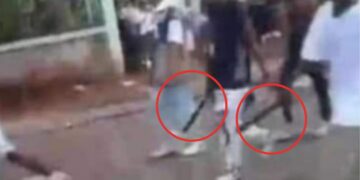 Captura de uno de los videos en que se ven jóvenes armados con machetes.