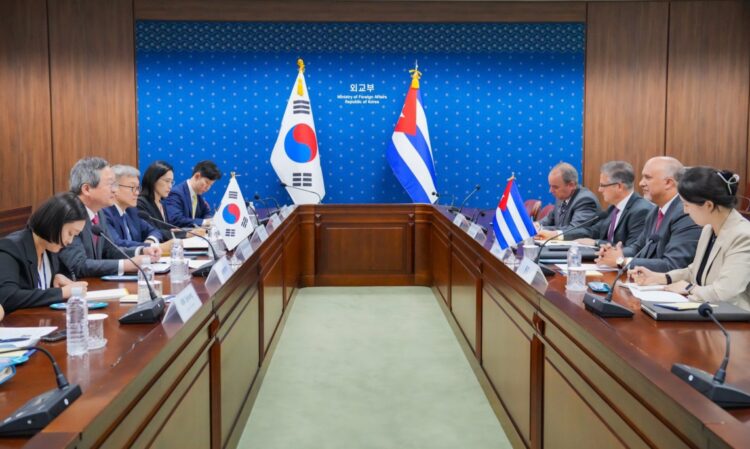 El director general de Asuntos Bilaterales de la Cancillería cubana reunido con el viceministro para Asuntos Políticos del Ministerio de Exteriores surcoreano. Foto: @cmphcuba