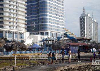 De izquierda a derecha hoteles como el Grand Muthu, el Panorama o los prehistóricos Tritón y Neptuno, contrastan con la rusticidad de las instalaciones del paseo marítimo de 3ra y 70. Foto: Alejandro Ernesto.
