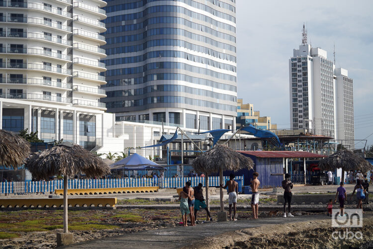 De izquierda a derecha hoteles como el Grand Muthu, el Panorama o los prehistóricos Tritón y Neptuno, contrastan con la rusticidad de las instalaciones del paseo marítimo de 3ra y 70. Foto: Alejandro Ernesto.