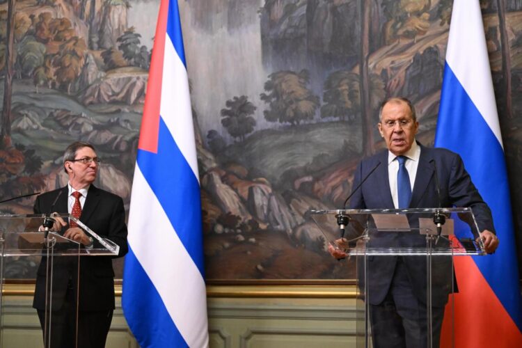 Lavrov (d) y Rodriguez Parrilla en Moscú. Foto: NATALIA KOLESNIKOVA/ POOL/EFE/EPA.