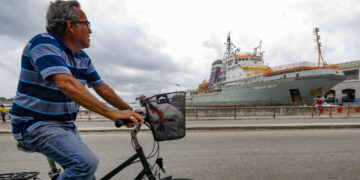 Barco de la flotilla rusa de guerra en La Habana. Foto: Yander Zamora / EFE.