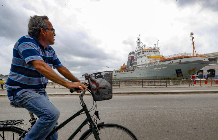 Barco de la flotilla rusa de guerra en La Habana. Foto: Yander Zamora / EFE.