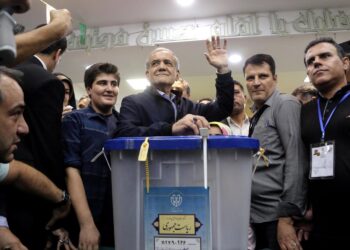 El candidato reformista a la presidencia de Irán Masoud Pezeshkian, durante la primera ronda electoral. Foto: Stringer / EFE.