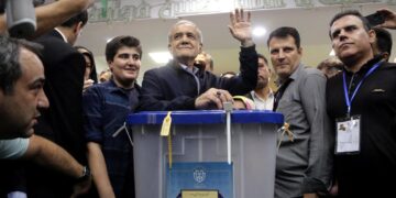 El candidato reformista a la presidencia de Irán Masoud Pezeshkian, durante la primera ronda electoral. Foto: Stringer / EFE.