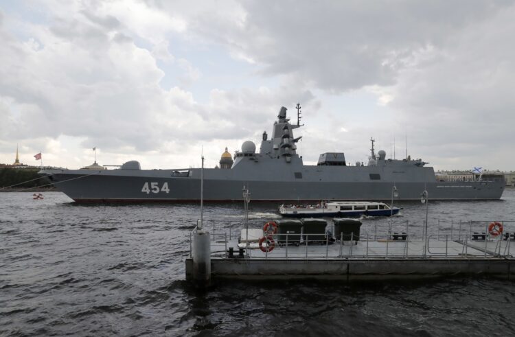 Una fragata rusa durante la preparación del día naval en San Petersburgo. Foto: Anatoly Maltsev/ EFE.