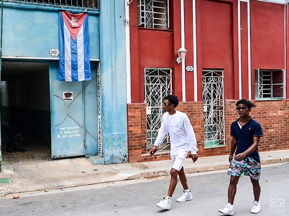 Caminando por las calles de La Habana Vieja. Foto: Kaloian.