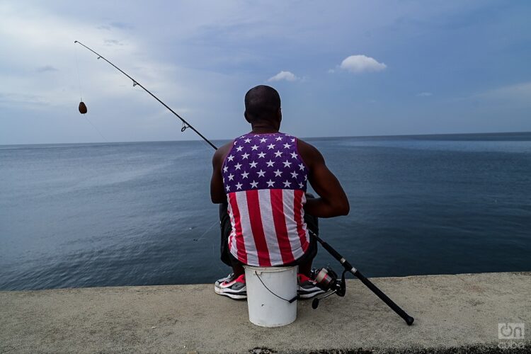 Un pescador en la Bahía de La Habana, donde días atrás atracaron embarcaciones rusas de visita. Foto: Kaloian.