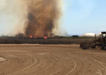 Incendio en una zona de maleza, cerca de la Base de Supertanqueros de Matanzas, el 5 de junio de 2024. Foto: Yosvany Álvarez / Perfil de Facebook de Pedro Rizo Martínez.
