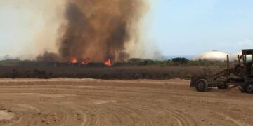 Incendio en una zona de maleza, cerca de la Base de Supertanqueros de Matanzas, el 5 de junio de 2024. Foto: Yosvany Álvarez / Perfil de Facebook de Pedro Rizo Martínez.