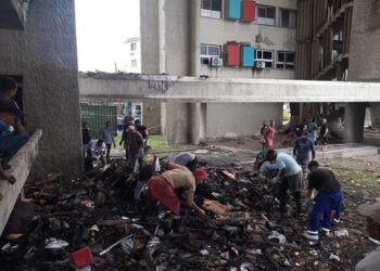 Recogida de desechos en edificio Girón, tras el incendio del sábado. Foto: Facebook/Consejo de la Administración Plaza de la Revolución.