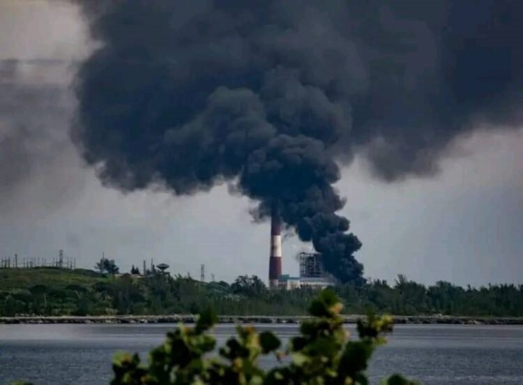 Incendio en un tanque de combustible de la termoeléctrica Antonio Guiteras, de Matanzas. Foto: Perfil de Facebook de José Miguel Solís.