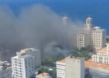 Columna de humo provocada por un incendio en las inmediaciones del Hotel Nacional, en La Habana. Foto: Cubasí.