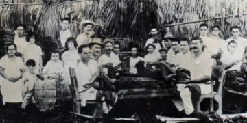 Inmigrantes canarios en una escogida de tabaco en Cabaiguán, Cuba. Foto tomada de rcabaiguan.cu