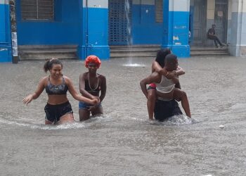 Personas durante las inundaciones en La Habana, el sábado 22 de junio de 2024. Foto: Tomada del perfil de Facebook de Nelson Ricardo Sierra.