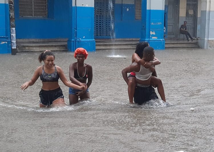 Personas durante las inundaciones en La Habana, el sábado 22 de junio de 2024. Foto: Tomada del perfil de Facebook de Nelson Ricardo Sierra.