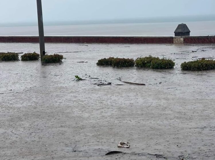 Inundaciones en la zona del malecón de Manzanillo, en Granma, el domingo 23 de junio de 2024. Foto: Tomada del perfil de Facebook de Radio Granma Manzanillo.