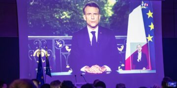 Partidarios del partido presidencial de Enmanuel Macron observan en una pantalla la alocución del mandatario tras su derrota en las elecciones europeas frente a la ultraderecha, el 9 de junio de 2024. Foto: Christophe Petit Tesson / EFE.