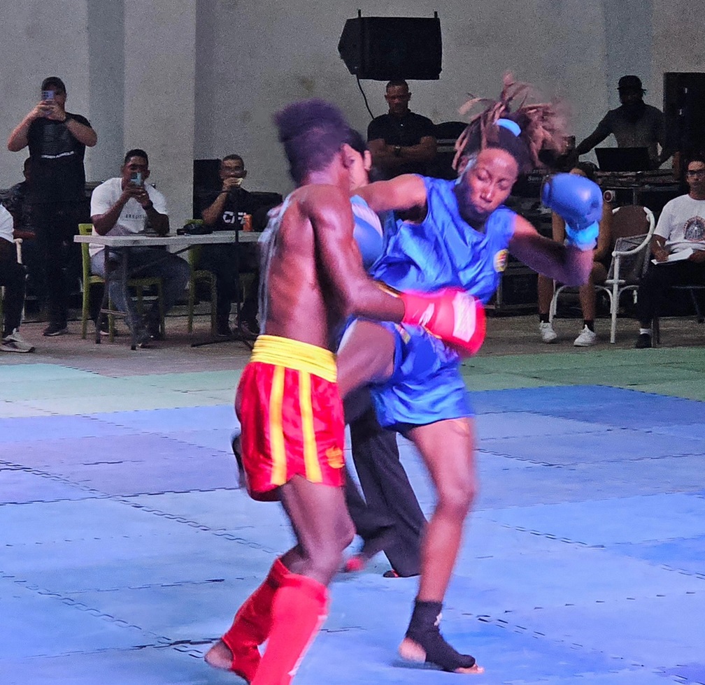 Momento del combate entre Malik, de azul, y su rival, en el estadio Martí, en La Habana. Foto: Perfil de Facebook de Claudio Peláez Sordo.