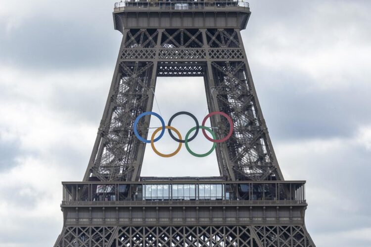 Los Anillos Olímpicos ya están en la icónica Torre Eiffel. Foto: EFE/EPA/ANDRE PAIN.