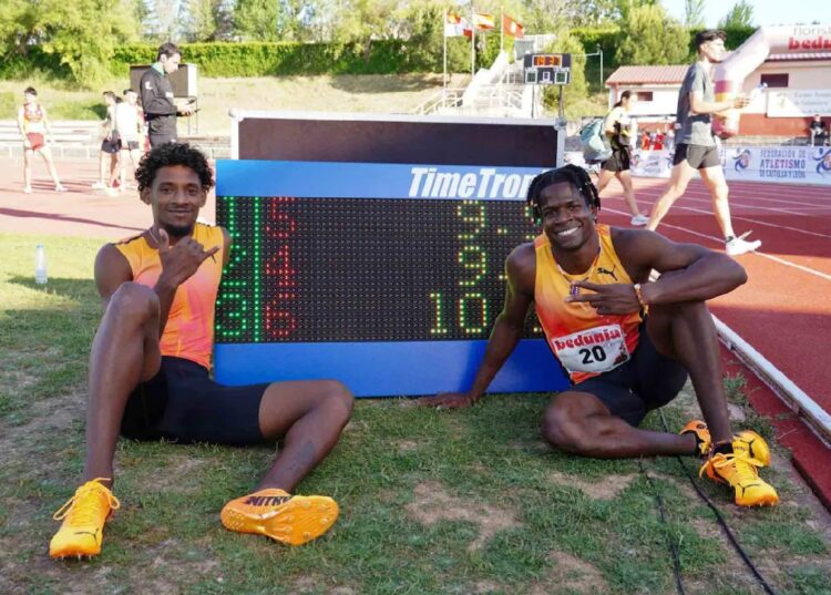 Shainer Reginfo (izq) y Reynaldo Espinosa, celebran sus históricos registros en los 100 metros planos en la pista de Salamanca, España. Foto: lagacetadesalamanca.es