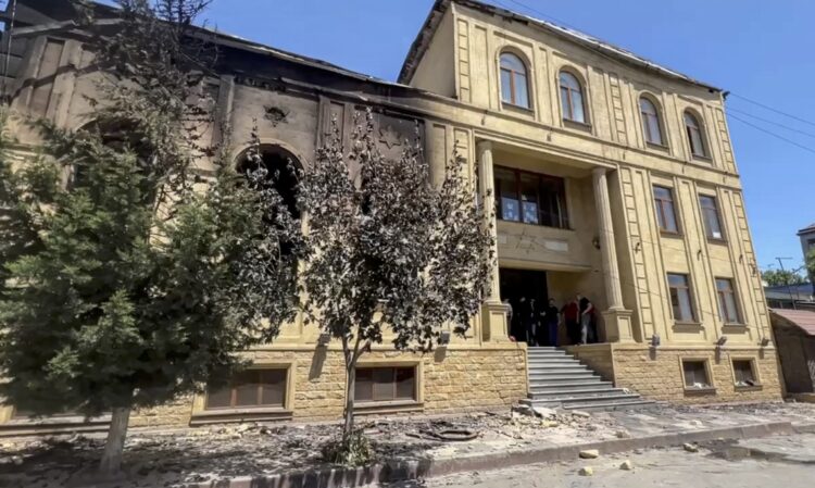 Captura de video que muestra la sinagoga Kele-Numaz dañada tras un ataque terrorista en Derbent, República de Daguestán, Rusia, el 24 de junio de 2024. Foto: Canal de Telegram de Sergey Melikov, Jefe de la República de Daguestán / EFE.