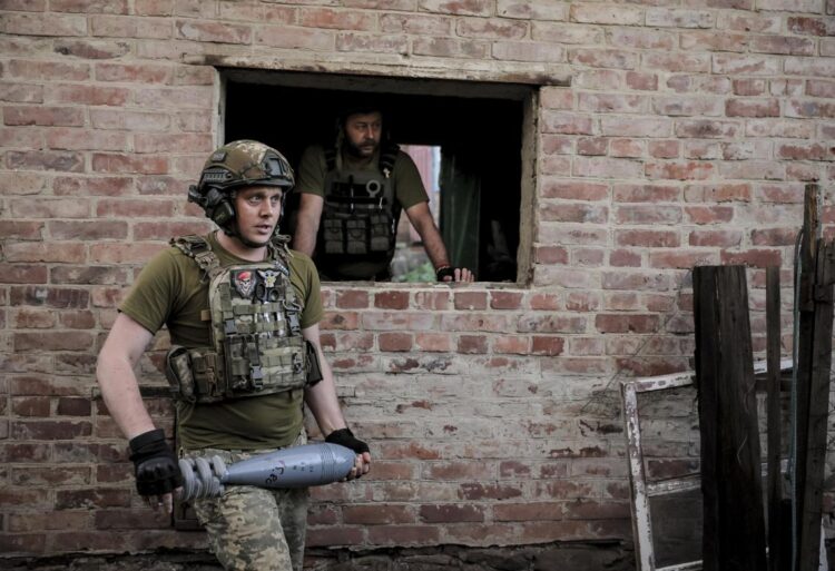 Militares ucranianos de la 24ª Brigada Mecanizada preparándose para disparar un mortero en la línea del frente en un lugar no revelado en la Región de Donetsk, Ucrania. Foto: EFE/EPA/Oleg Petrasiuk.