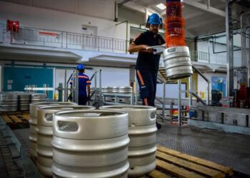 La nueva línea de toneles de 30 litros de la Cervecería Bucanero. Foto: Facebook/ACN.