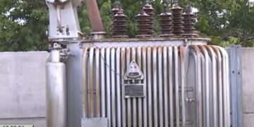 Transformador eléctrico de una subestación en Mayabeque, donde se reportó el robo de aceite de transformadores. Foto: Captura de video de la televisión cubana.