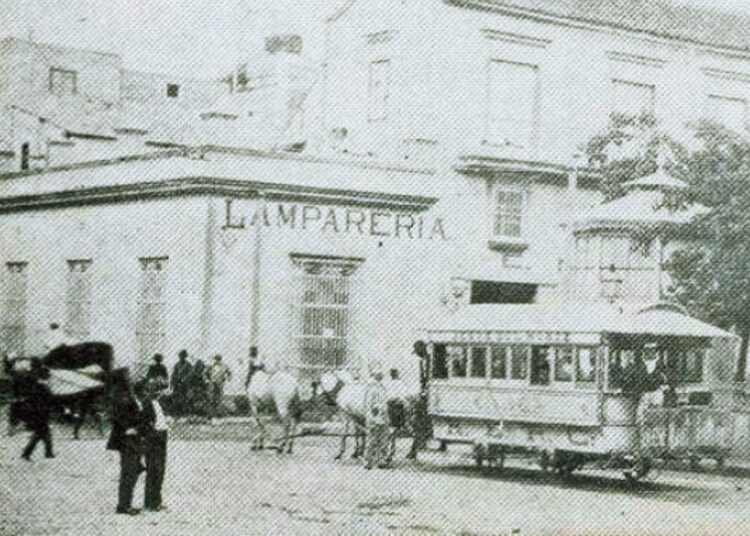 Tranvía tirado por caballos en la Plaza San Juan de Dios. Foto: Colección Massaguer.