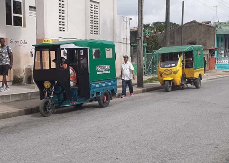 Triciclos eléctricos que se incorporan a la transportación de pasajeros en Cuba. Foto: ACN.