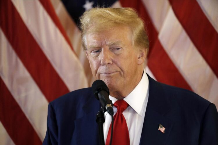 Donald Trump habla en una conferencia de prensa en la Torre Trump el día después de que un jurado lo declaró culpable de los 34 cargos.  Foto: EFE/EPA/PETER FOLEY