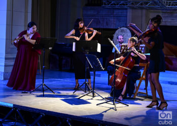 Niurka González (flauta), Alexia M. González (violín), Ana Gabriela León (viola). Al fondo, el maestro José A. Méndez Padrón. Foto: Kaloian.